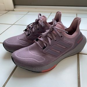 Womens Size 8 Purple Ultraboosts 22 & two pairs of women’s UB socks 🧦